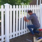 Как правильно смонтировать забор из евроштакетника: понятное пошаговое руководство