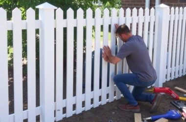 Как правильно смонтировать забор из евроштакетника: понятное пошаговое руководство