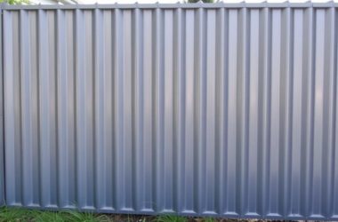 Забор из профнастила: почему это выгодно и удобно для вашего участка