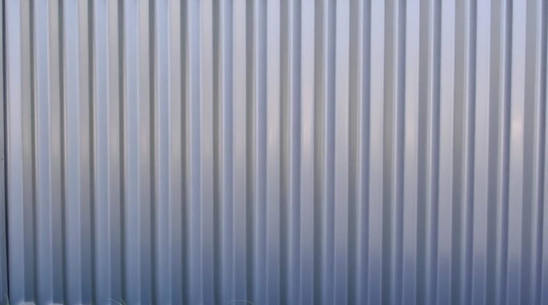 Забор из профнастила: почему это выгодно и удобно для вашего участка